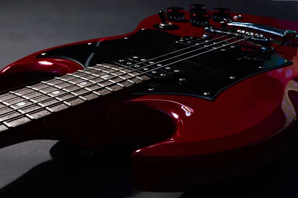 Guitarra Eléctrica Roja Primer Plano Aislado Sobre Fondo Negro — Foto de Stock