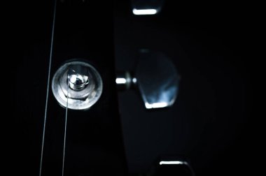 Kırmızı elektro gitar kapanışı siyah arkaplanda izole edildi