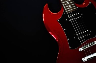 Kırmızı elektro gitar kapanışı siyah arkaplanda izole edildi