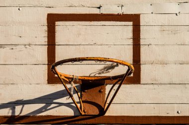 Tahtası olan eski bir basketbol potası. Okul stadyumunda demir basketbol potası. Duvar kağıdı ya da kartpostal gibi kullanılabilir..