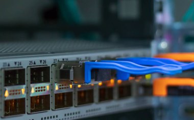 Şebeke anahtarı. Modern ağ değiştirme hızı 40 - 100 Gigabit Ethernet portu. İnternet sağlayıcısının veri merkezindeki optik modülün kapanışı. İnternet ağ iletişimi.