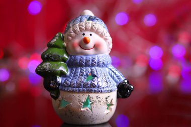 Kırmızı ışıklarla süslenmiş Noel Baba arka plan bokeh