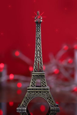 Eyfel kulesi mini, mavi ve kırmızı ışıklar bokeh