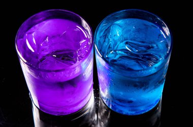 Mavi bardakta buzlu soğuk su.