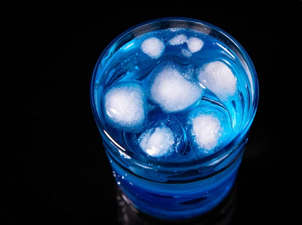 Agua Fría Con Hielo Vaso Azul — Foto de Stock