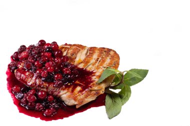 Kızarmış et, sebzeli ve soslu beyaz izole edilmiş.