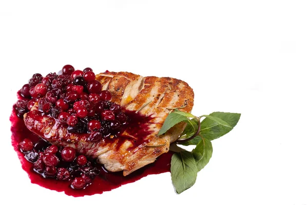 Kızarmış et, sebzeli ve soslu beyaz izole edilmiş.