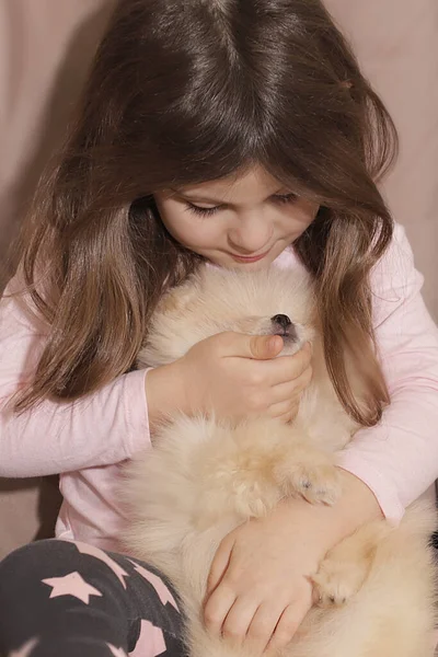 Κοριτσάκι Αγκαλιάζει Απαλά Ένα Κουτάβι — Φωτογραφία Αρχείου