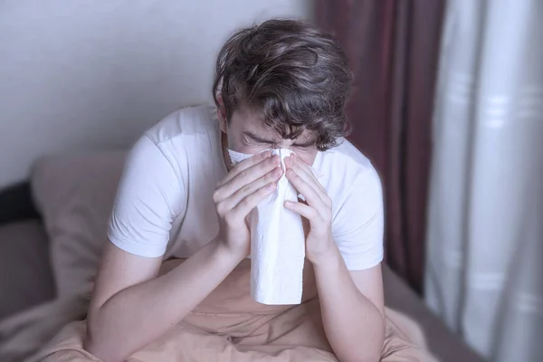 Cara Cama Tem Resfriado Gripe Ele Sente Mal Sua Temperatura — Fotografia de Stock