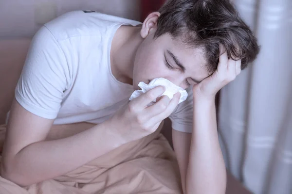 Ragazzo Letto Raffreddore Influenza Sente Male Febbre Starnutisce — Foto Stock