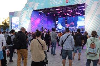 01.09.2019 kişi Moskova 'daki bir şehir parkında canlı konser izliyor.