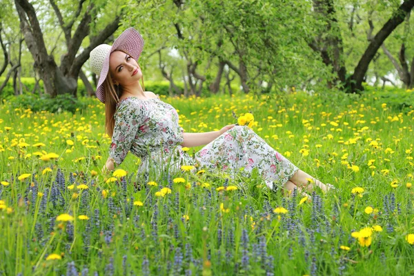 Young Beautiful Girl Hat Sits Grass Park Spring Flowers Smiling — Stock Photo, Image