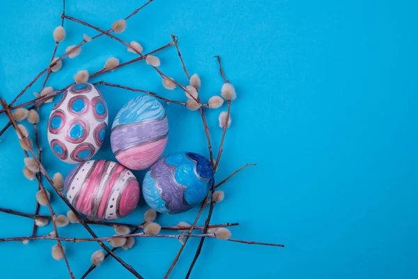 Пасхальные Яйца Весенними Ветвями Бутонами Заднем Плане Вратаря — стоковое фото