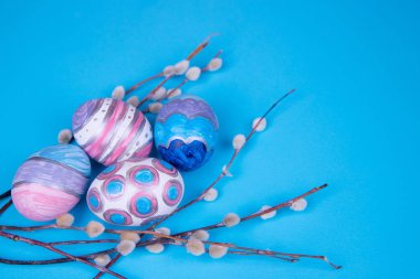 Goalkby arka planında tomurcukları olan el yapımı paskalya yumurtaları.