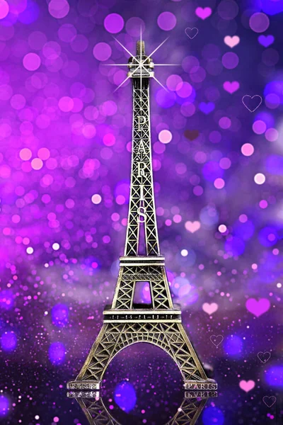 Eiffel Wieża Pamiątka Niebieskim Fioletowym Bokeh Połysk Tło Światła — Zdjęcie stockowe