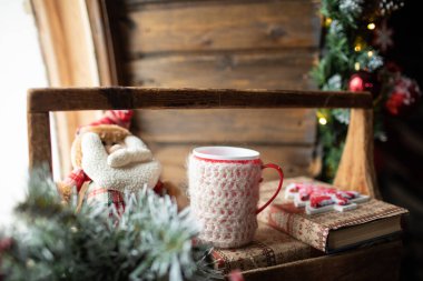 Noel kompozisyonu, pencerede Noel ağacının dalları, Noel oyuncakları, Noel Baba. Yeni Yıl