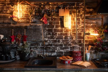 Noel dekorlu sıcak bir mutfak. Mutlu yıllar.