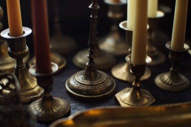 Ahşap yüzeyde mumları olan Retro Candelabra