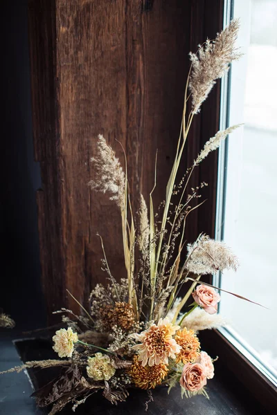 Красивый осенний букет смешанных цветов с сухими ветвями. О работе флориста. Прекрасный букет. Доставка цветов — стоковое фото