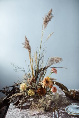 Pembe masa örtüsü, tabaklar. Güzel ve zarif sonbahar düğün süsü..