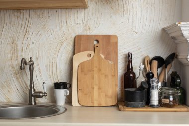 Pastel renkte parlak ve rahat bir mutfak. Mutfak Noel süsüyle süslenmiş. Yeni Yıl