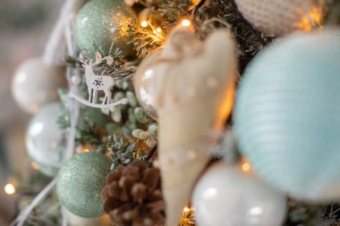 Bulanık, ışıl ışıl ve peri arkaplanda süslenmiş Noel ağacı