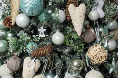 Bulanık, ışıl ışıl ve peri arkaplanda süslenmiş Noel ağacı