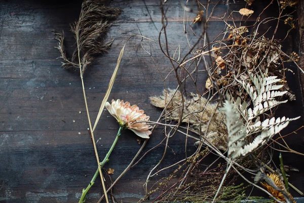 Décor d'automne avec vos propres mains. Master class dans la fabrication d'ornements décoratifs. Fleuriste — Photo