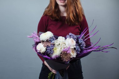 Şakayıklı güzel bir buket karışık çiçek. Çiçekçinin işi bu. Çiçek teslimatı