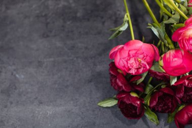 Güzel bir buket şakayık kırmızı tılsım ve mercan. Çiçek teslimatı