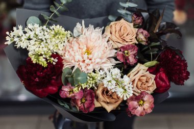 Şakayıklı güzel bir buket karışık çiçek. Çiçekçinin işi bu. Çiçek teslimatı