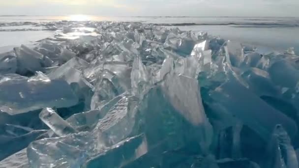 Sjön Baikal. Sprickor och sprickor i is. Vacker blå is frostig vinter — Stockvideo