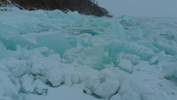 Sjön Baikal. Sprickor och sprickor i is. Vacker blå is frostig vinter — Stockvideo