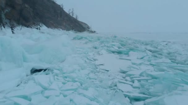 Lago Baikal. Spaccature e fratture di ghiaccio. Bello ghiaccio blu inverno gelido — Video Stock