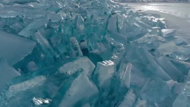 Jezero Bajkal. Praskliny a praskliny ledu. Krásný modrý led mrazivý zima — Stock video