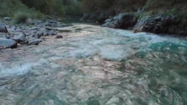 Güneşli yaz sabahında taze soğuk dağ nehri üzerinde alçak uçuş.