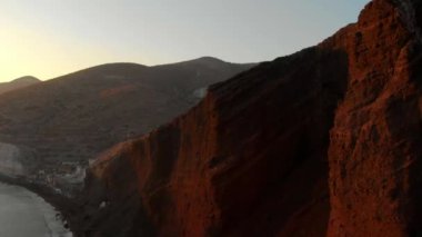 Santorini Adası, Yunanistan 'daki Kızıl Kumsalın İnsansız Hava Aracı Çekimi