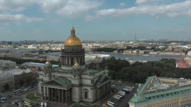 Yazın şafak vakti gökyüzü manzaralı görkemli St. Isaacs Katedrali. St. Petersburg şehir merkezinin panoraması.