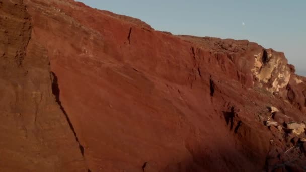 Drone Shot Of The Red Beach en la isla de Santorini, Grecia — Vídeos de Stock