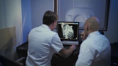 Kontrol Odası 'nda Doktor ve Radyolog prosedürü izlerken teşhisi tartıştılar. MR veya CT Tarama İşlemi.