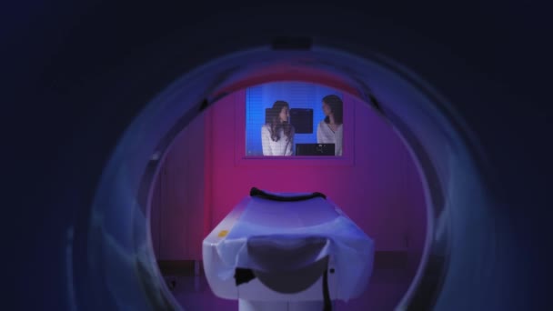 Tomografie. De patiënt op de CT-scan. Zicht door de tomograaf van achteren. — Stockvideo