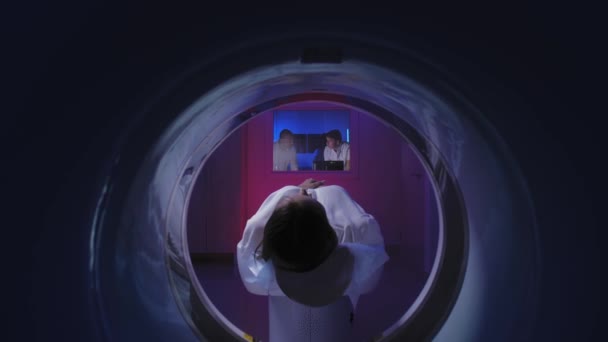 Tomograph. der Patient auf dem ct-Scan. Blick durch den Tomographen von hinten. — Stockvideo