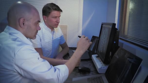 In de controlekamer bespreken arts en radioloog de diagnose tijdens de kijkprocedure. Procedure voor MR- of CT-scan. — Stockvideo