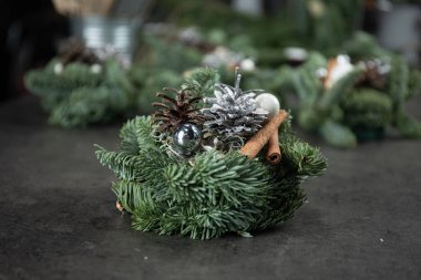 Noel ağacı ve konilerinin Noel kompozisyonu