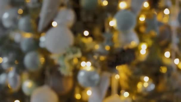 Κοντινό πλάνο του Χριστουγεννιάτικου δέντρου Παιχνίδια στο Δέντρο. Χριστουγεννιάτικο παιχνίδι. Χτύπημα της κάμερας στο δέντρο — Αρχείο Βίντεο