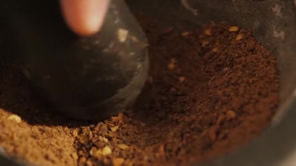 Un primer plano de molienda de pimienta con un mortero y plaga . — Vídeo de stock