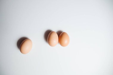 Beyaz arka planda taze Paskalya yumurtaları. Mutlu Paskalyalar