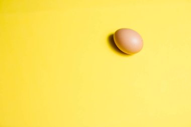 Sarı Arkaplanda Taze Paskalya Yumurtası. Mutlu Paskalyalar