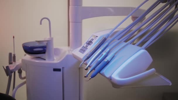 O local de trabalho do dentista com a unidade odontológica e cadeira, close-up — Vídeo de Stock