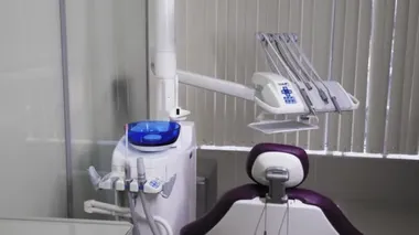 Bir dişçi diş ünitesi ve sandalye ile İşyeri